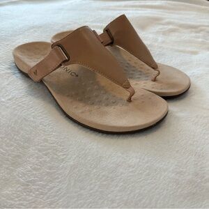 Vionic Women's Wanda Orthotic Sandals in Macaroon, size 11